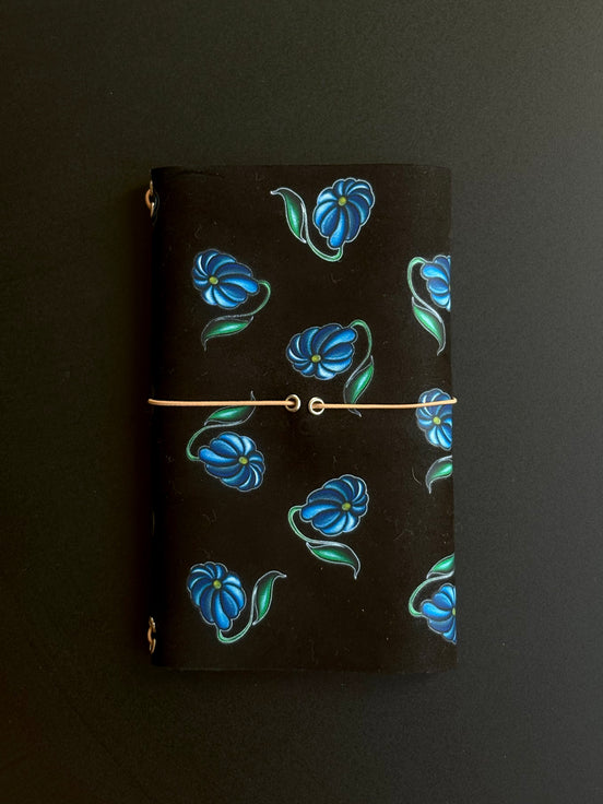 Mia Pocket "Midnight Bloom" Copriagenda